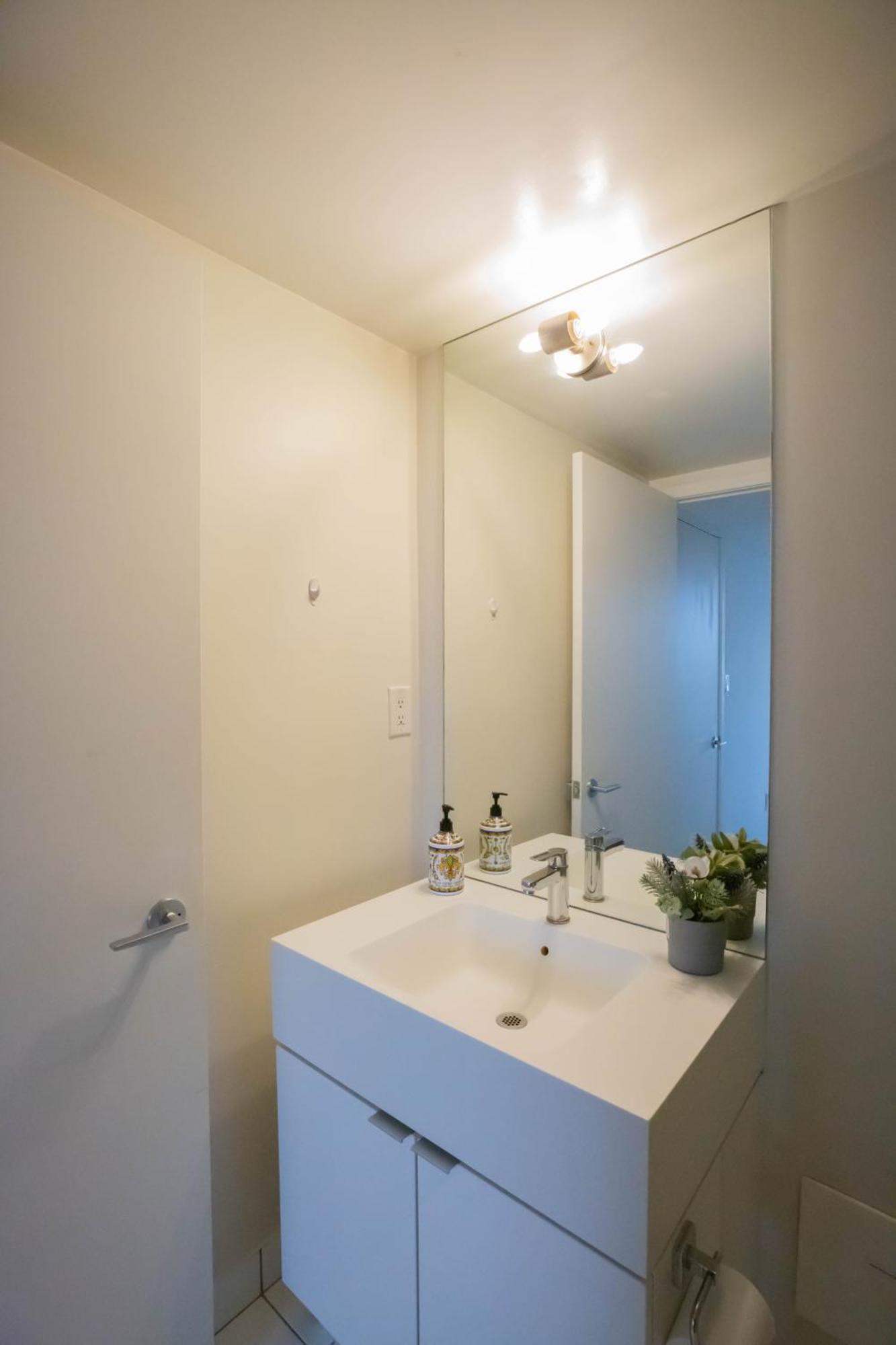 Cn Tower View Suite With Free Parking โตรอนโต ภายนอก รูปภาพ